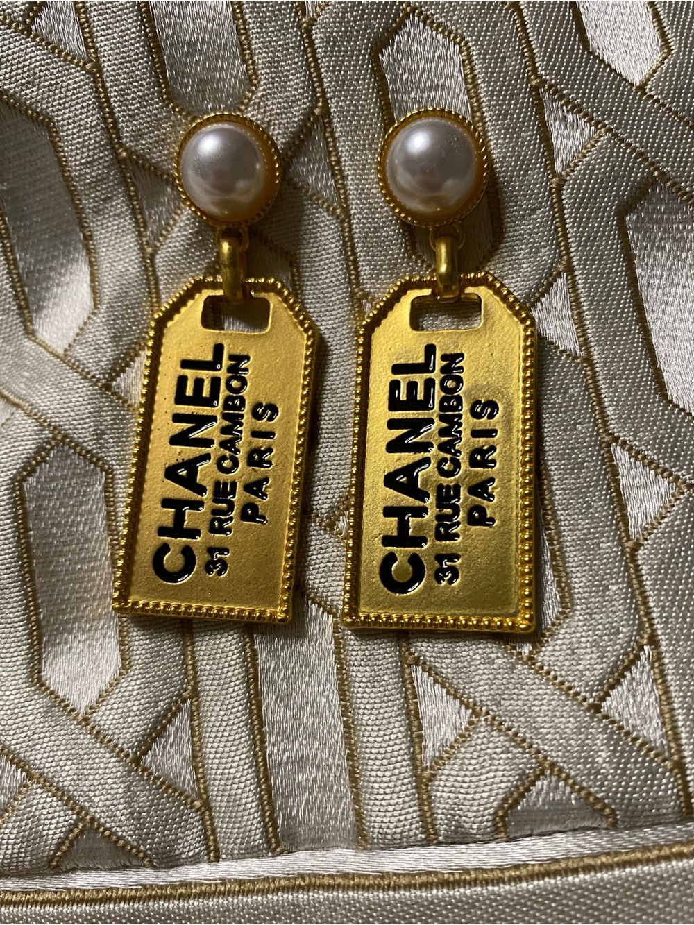 ChaneI tag earrings with Pearl - Picture 2 of 2